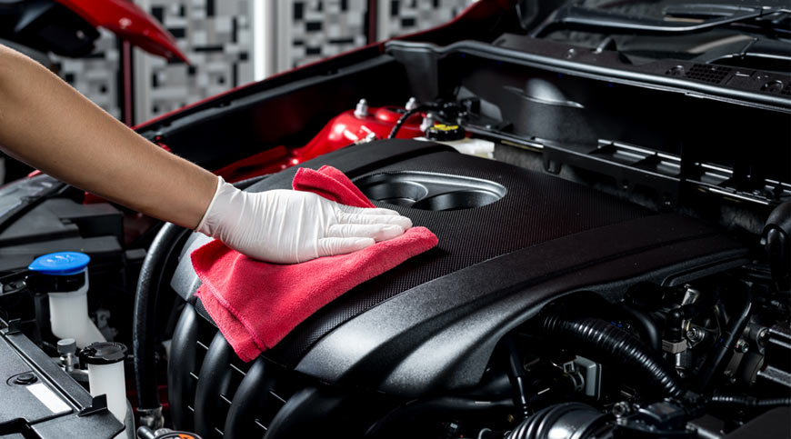 cleaning-car-engine